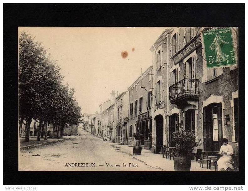 42 ANDREZIEUX, Vue De La Place, CPA Voyagé Bon état, Tache Visible Sur Le Scan - Andrézieux-Bouthéon