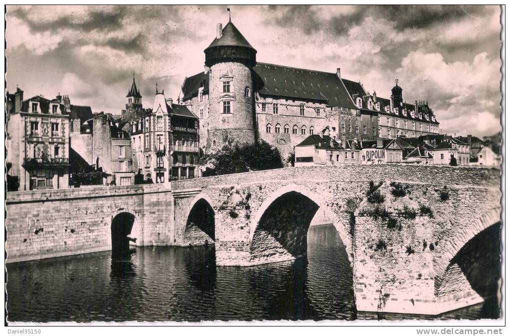 LAVAL (Mayenne) Le Vieux Pont Et Le Château CPSM Petit Format Non écrite  Editeur Gallois - Laval