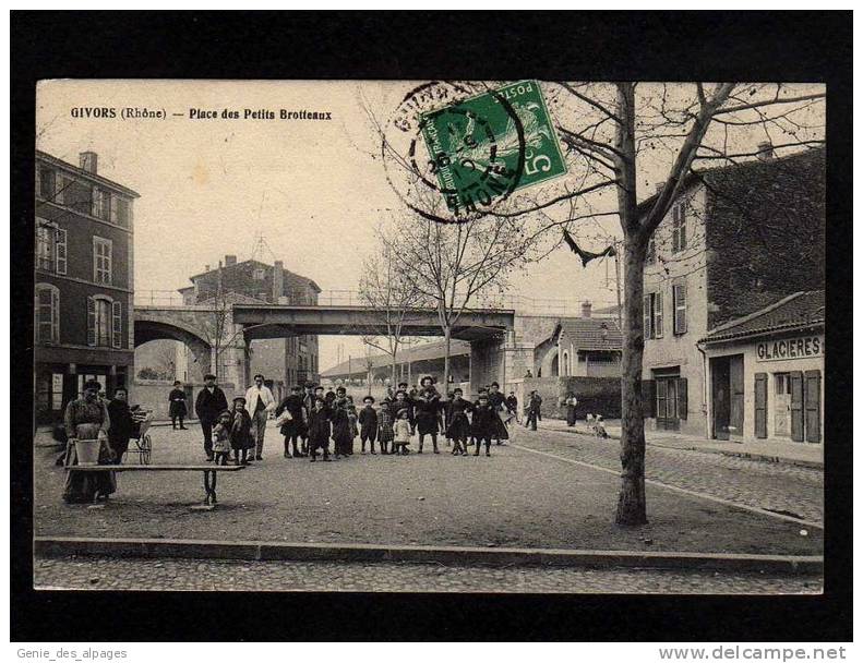 69 GIVORS, Place Des Petits Brotteaux, Animée, Glacières, Voyagé En 1910 - Givors