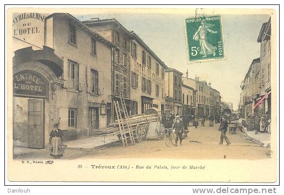 01 // TREVOUX, Rue Du Palais, Jour De Marché, BF 29 / Colorisée, ANIMEE, HOTEL DU COMMERCE à Gauche - Trévoux