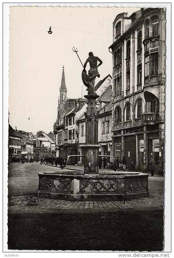 OFFENBOURG  -  FONTAINE DE NEPTUNE  -  CPSM ANNEE 1940/50 - Offenburg