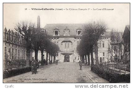 Villers Cotterets : Chateau De François 1er, La Cour D'Honneur ,animation Avec Militaires,soldats - Villers Cotterets