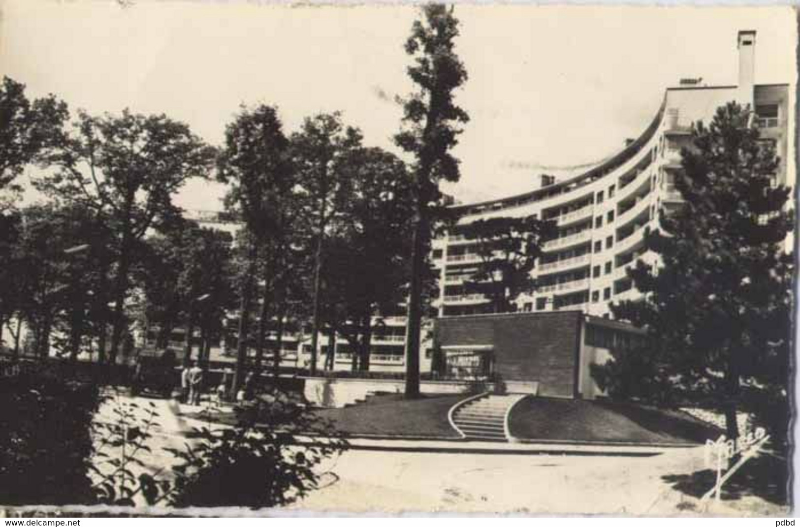 92 . CHATENAY-MALABRY . 2 CPSM . Le Pressesencé Et La Demi Lune, Square Henri Sellier . - Chatenay Malabry