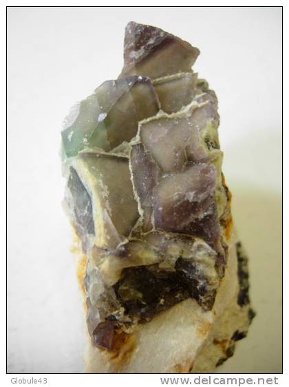 OCTAEDRES DE FLUORINE VERT ET VIOLET ENCHEVETRES 5 X 2,5 Cm LE BARLET AUVERGNE - Minéraux