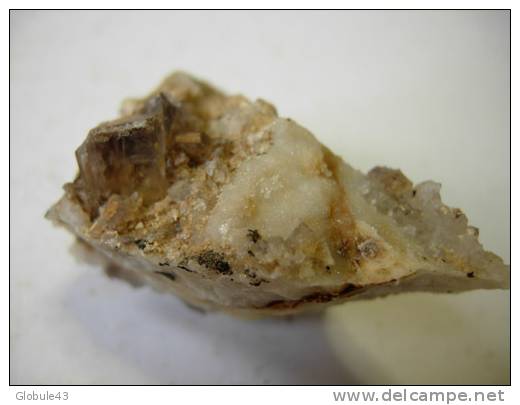 CUBE DE FLUORINE 1 CM SUR GANGUE DE QUARTZ ET FLUORINE ALTEREE SENOUIRE AUVERGNE - Minerals