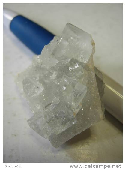 7 CUBES DE FLUORINE (5 à 10 Mm Qualité Optique) Sur Quartz  34 X 30 Mm  MARSANGES AUVERGNE - Mineralen