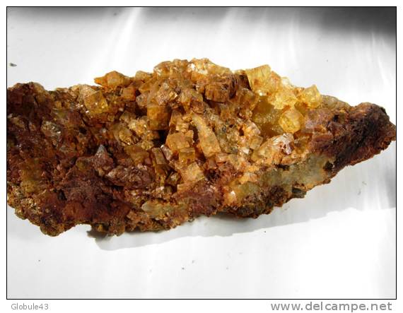 FLUORINE JAUNE SUR QUARTZ TEINTE PAR OXYDES DE FER 9 X3,5 Cm  MARSANGES - Mineralen