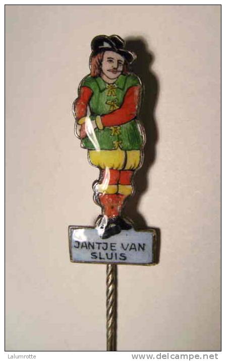 Pin's. 3. Jabbeke. Ancien Pin's Du Géant Jantje Van Sluis. ± 1957 - Berühmte Personen