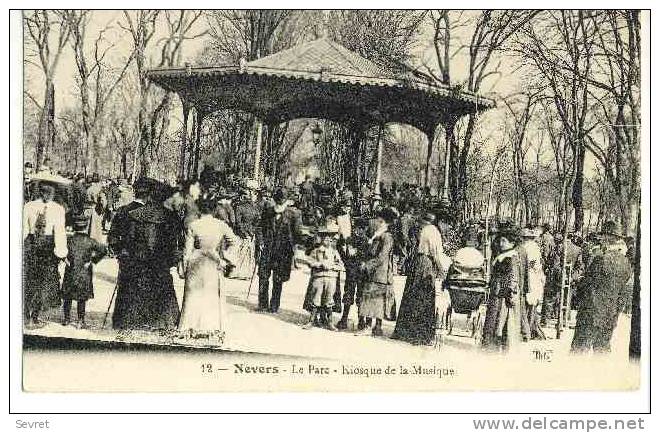 NEVERS - Le Parc - Kiosque De La Musique. - Nevers