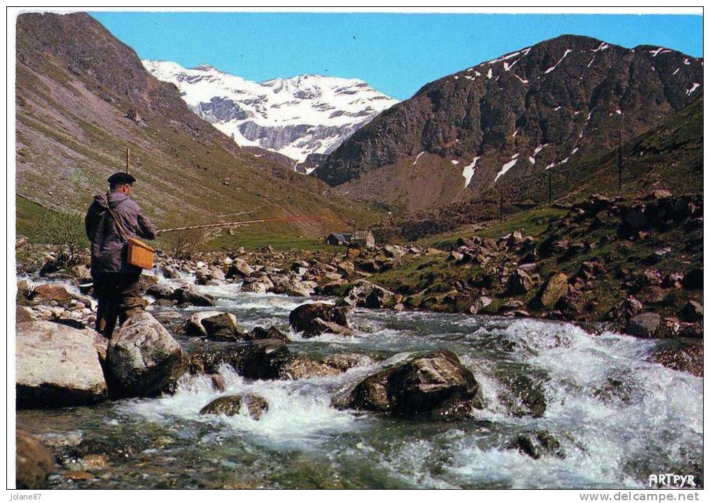 CPM    LES PYRENEES    LA PECHE A LA TRUITE EN MONTAGNE  1985 PECHEUR A LA LIGNE - Pêche