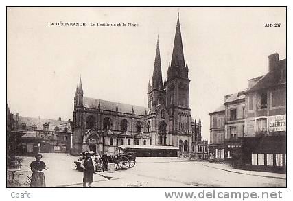 Carte 1910 LA DELIVRANDE - LA BASILIQUE ET LA PLACE-MARCHE - La Delivrande