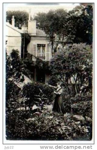 Jolie CP Glacée Ancienne à Situer - Maison Jardin 1 Femme  - Cp Sans Légende Ni éditeur - Autres & Non Classés