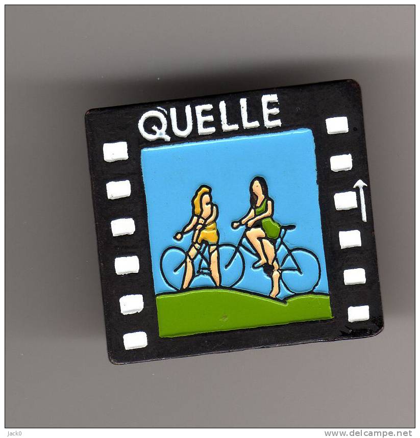 Pin´s  CYCLISME   Magasin   QUELLE  Avec  2  Pin´up - Cyclisme