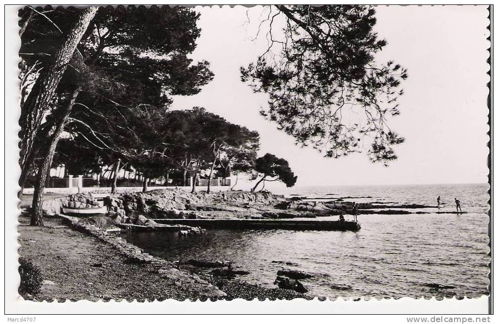 BOULOURIS 83 La Plage Au Bord De Mer En Date De 1955 Editions Frank Véritable Photo Carte Dentelée - Boulouris