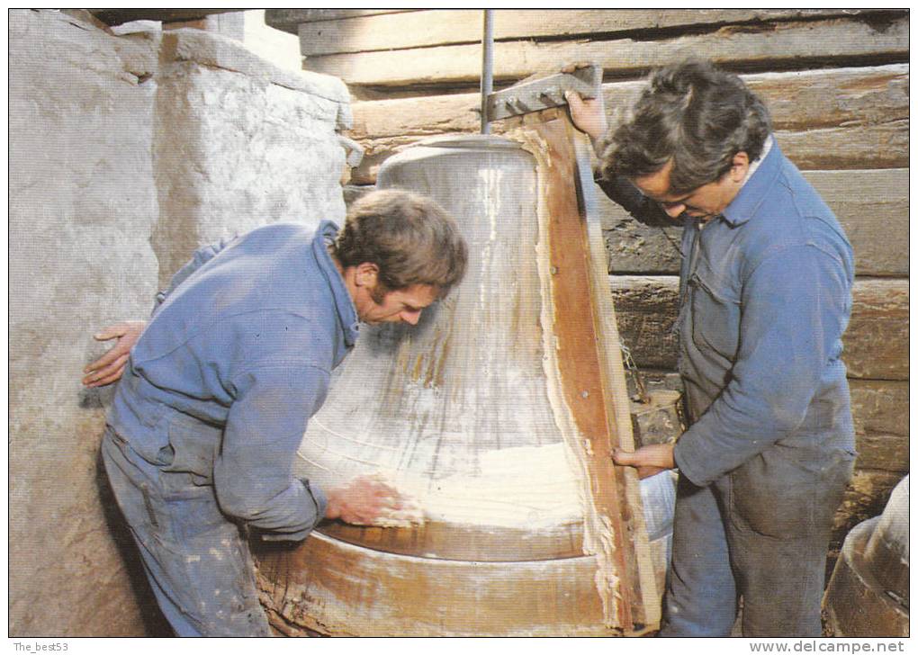 255   -   Villedieu   -   Fonderie De Cloche Cornille Havard   -   Glaçage De La Fausse Cloche Au Suif - Villedieu