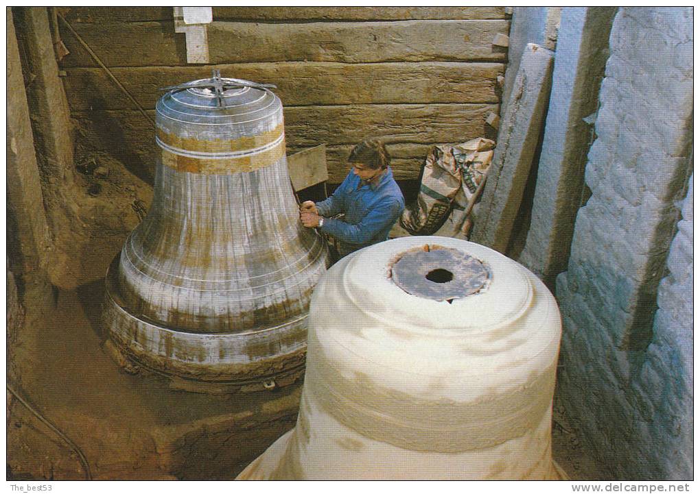 258   -   Villedieu   -   Fonderie De Cloche Cornille Havard   -   Pose Des Décors En Cire - Villedieu