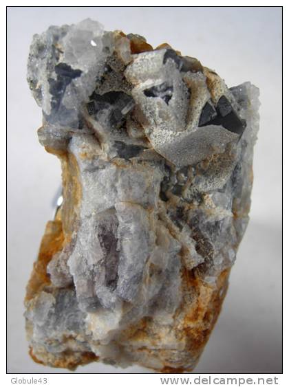 FLUORINE BLEUE RECOUVERTE DE QUARTZ CRIST 60 X 30 MM (au Dos Galène Et Chalcopyrite)  MARSANGES FRANCE - Mineralen