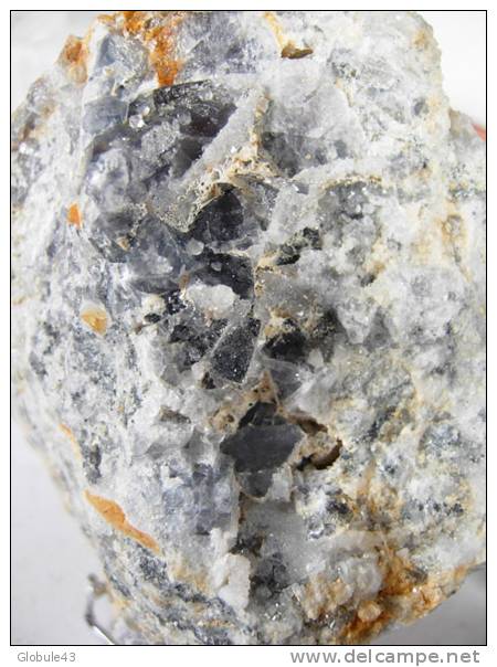 FLUORINE BLEUE SUR QUARTZ ET RECOUVERTE DE Q 70 X 30 MM (taille Du Bloc 9X9 CM) MARSANGES - Mineralien