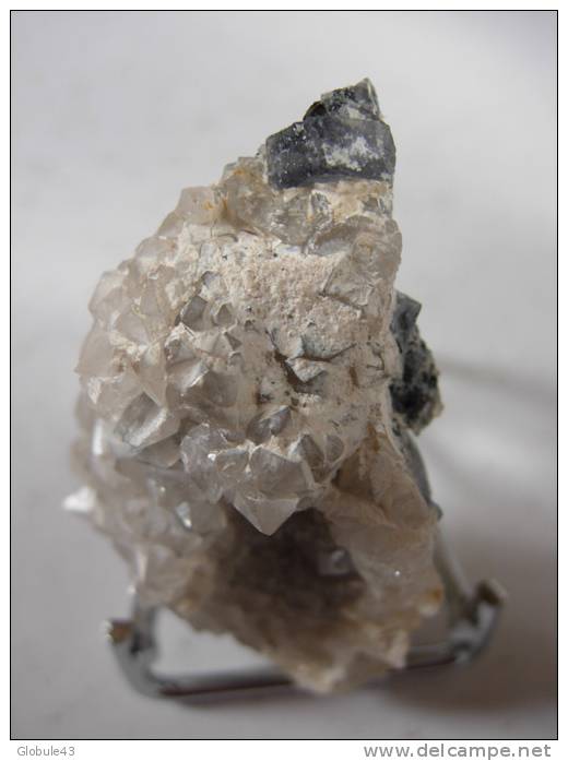 FLUORINE RECTANGULAIRE 5 X 2,5 MM AU SOMMET DE QUARTZ CRIST 4 X 2,5 Cm - Mineralen