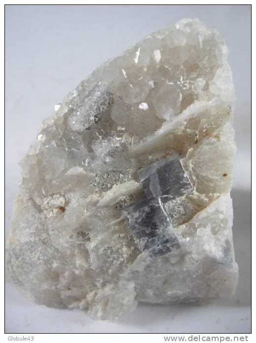 3 CUBES DE FLUORINE  BLEUE DONT 1 RECOUVERT DE QUARTZ SUR Q 65 X 50 MM MARSANGES - Mineralen