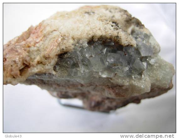 CUBES DE FLUORINE BLEUE 3mm En Bordure D'une Cocarde  6 X 3,5 Cm LANTIGNIE 69 - Minerals