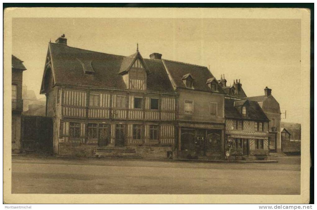 Vimoutiers. Orne 61. Ancienne Hostellerie Des Moines De Jumièges. Musée De La Caisse D´Epargne. - Vimoutiers
