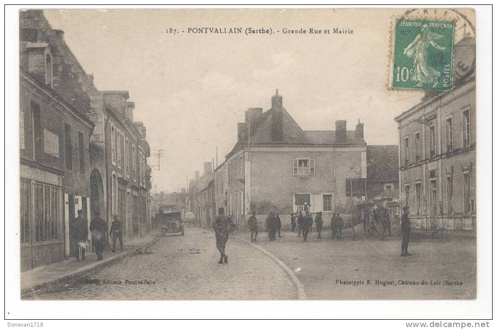 PONTVALLAIN - Grande Rue Et Mairie - Des Soldats Américains Dans La Rue - Pontvallain