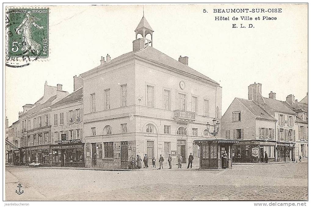 C.P. A   (  BEAUMONT-sur- OISE    " Hôtel De Ville Et Place - Commerces  " Prise De Vue Animée ) - Beaumont Sur Oise
