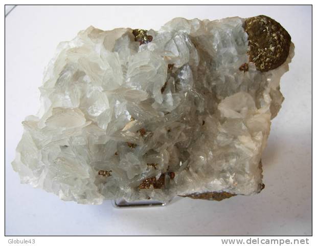 CALCITE 13 X 9 CM ET PYRITE EN BOULE (3X2,5 Cm)  SALSIGNE - Mineralen