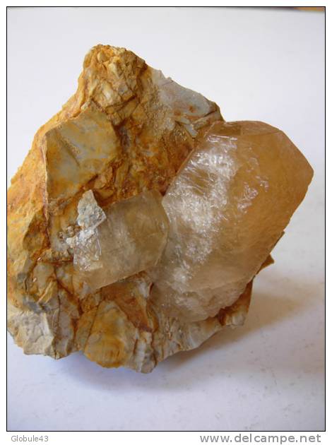 CALCITE JAUNE (5,5 X 3 Cm) SUR CALCAIRE CREME METAMORPHISE 8 X 7,5 CM - Minerals