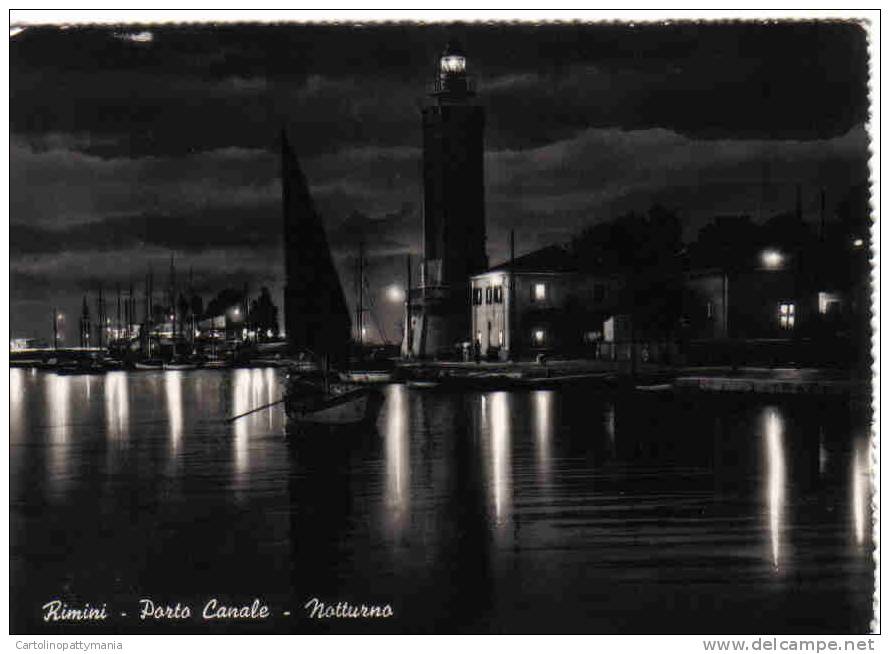 Rimini Faro Porto Canale Notturno Con Luci Che Fanno Luccicare Il Mare Con Le Barche - Fari