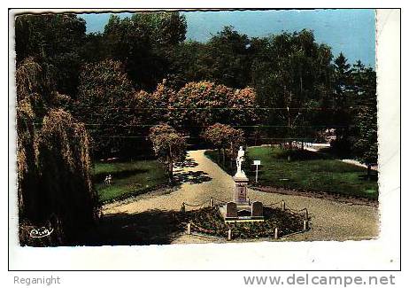 54 JARNY !! CPSM 4001  !!! Square Toussaint & Monument Aux Morts - Jarny