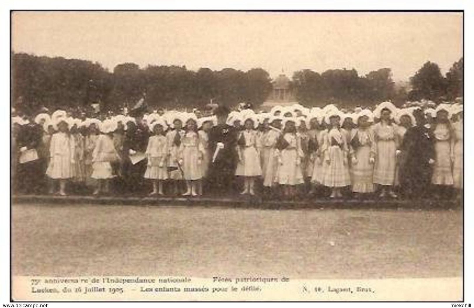 BRUXELLES-LAEKEN -ENFANTS MASSES POUR LE DEFILE DU 16  Juillet 1905-75e Anniversaire Indépendance - Laeken