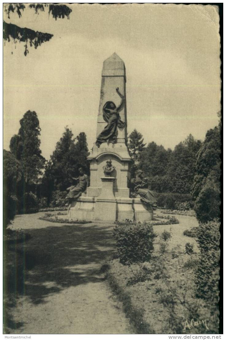 Guise. Aisne 02. Les Jardins Du Familistère. Monument à La Mémoire De J.B. André Godin, Fondateur. - Guise