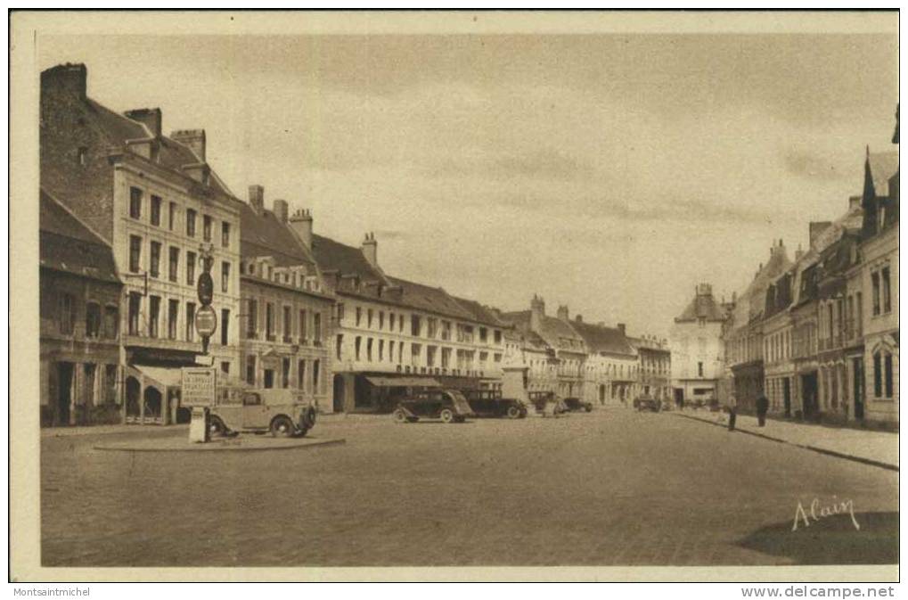 Guise. Aisne 02. La Place D´Armes. Vieilles Automobiles. - Guise