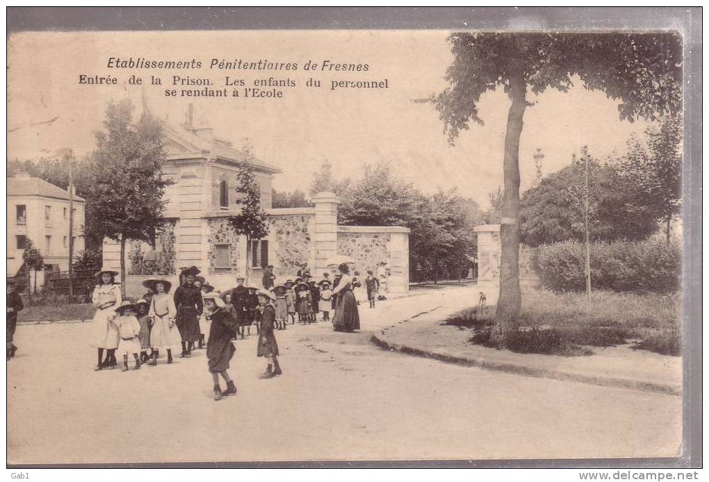 94 --- Etablissement  Penitentiaires De Fresnes ---  Entree De La Prison . Les Enfants Du Personnel Se Rendant A L´Ecole - Fresnes