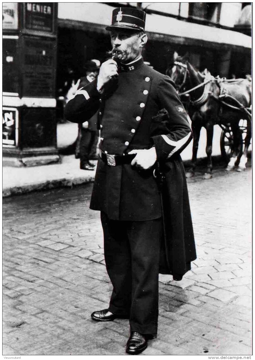 CPSM.   PARIS 1900. VINGT DEUX (POLICIER). DATEE 1970 - Policia – Gendarmería