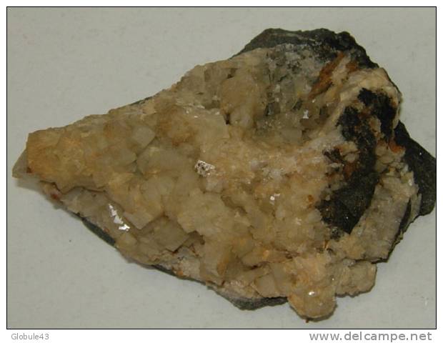 DOLOMIE CRIST ET QUARTZ 14,5 X 10 Cm LA MURE 38 (au Dos Un Peu De Sidérite) - Minerales