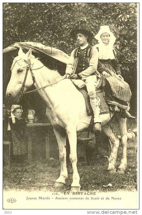 112 - En Bretagne - Jeunes Mariés - Anciens Costumes De Scaër Et De Nevez -   Bretagne - Névez