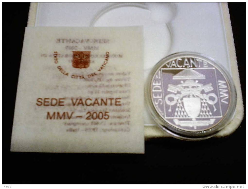 VATICANO  VATIKAN - SEDE VACANTE -  5 EURO ARGENTO FONDO SPECCHIO ( PROOF ) ANNO 2005 IN CONFEZIONE ORIGINALE - Vatikan