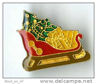 {66664} Pin´s " Noël ? : Traineau Cadeau Sapin " - Natale