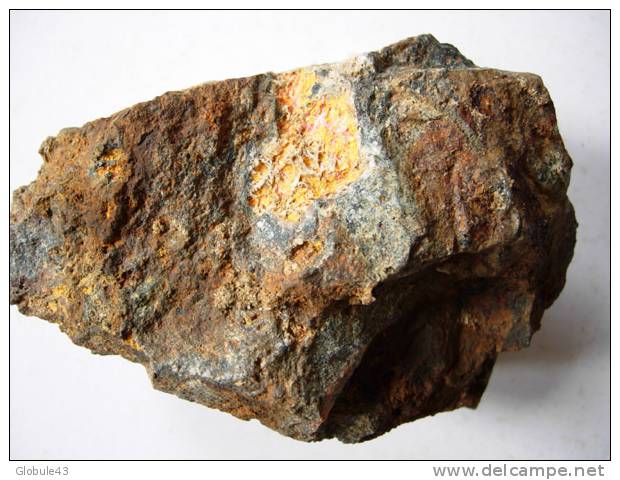 QUARTZ NOIR AVEC ORPIMENT ET REALGAR 10 X 6,5 Cm MATRA - Minéraux