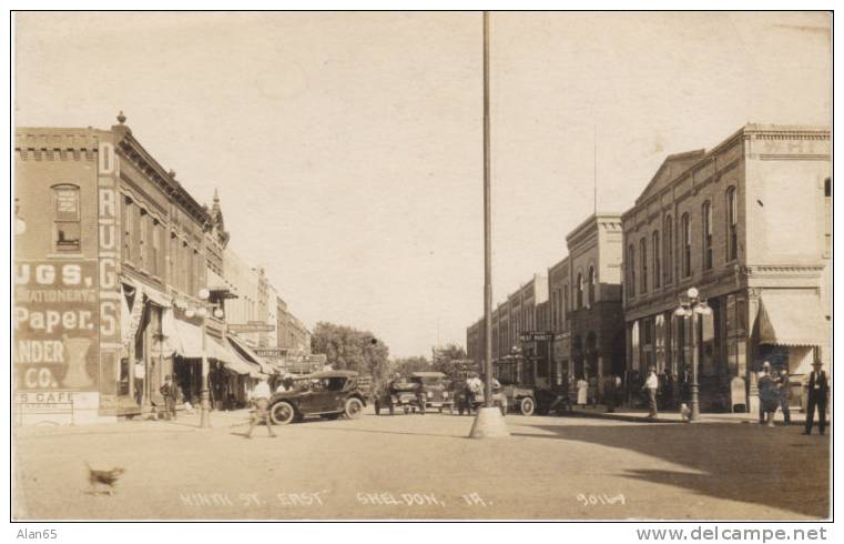 Sheldon Iowa Ninth Street East, Vintage Real Photo Postcard, Animated Street Scene Autos Business Signs - Sonstige & Ohne Zuordnung