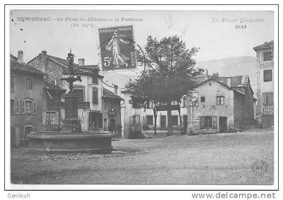43 // RETOURNAC, La Place Du Château Et La Fontaine, N° 2441 MB Edit, - Retournac