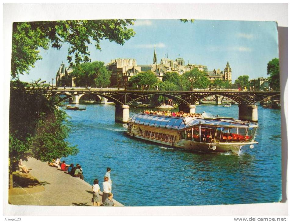 Paris Le Pont Des Arts Et L Ile De La Cite Bateau Mouche - Die Seine Und Ihre Ufer