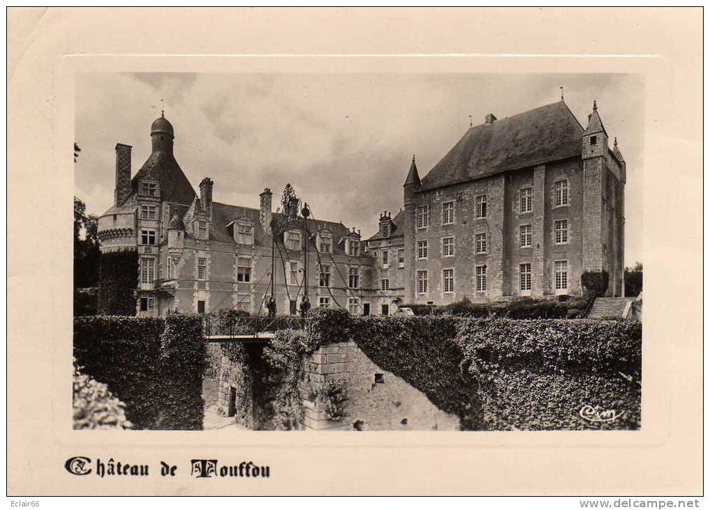 86 Le Chateau De Touffou Entre Chatellerault Et Chauvigny Cpsm Année 1961 Dentellée Les Douves Et La Cour D'honne - Chateau De Touffou