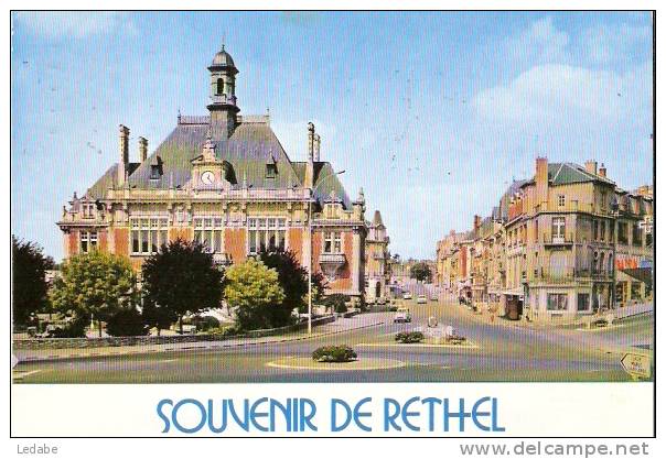 Z948 - CPM De RETHEL, Hotel De Ville Et Rue Pierre Curie .1988. - Rethel