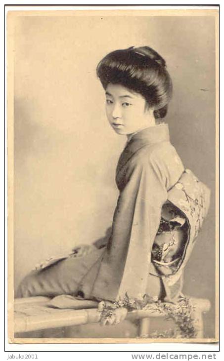 JAPAN JAPANESE GEISHA IN COSTUME OLD POSTCARD #026 - Unclassified