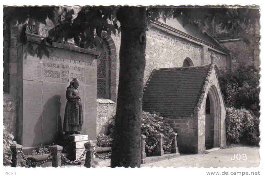 Carte Postale 29.  Fouesnant  Le Monuments Aux Morts Trés Beau Plan - Fouesnant