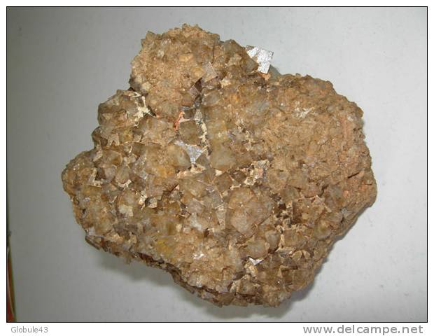 FLUORINE LEGER JAUNE SUR GRANITE 12 X 10 CM  LA CHAISE DIEU Clersanges - Mineralen